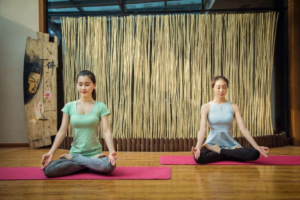 Des femmes font une séance de méditation au sol.