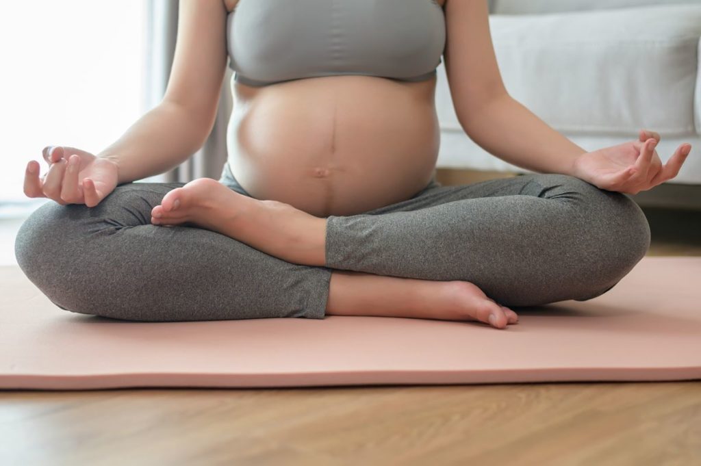 Une pratiquante de yoga faire une séance de relaxation durant sa grossesse.