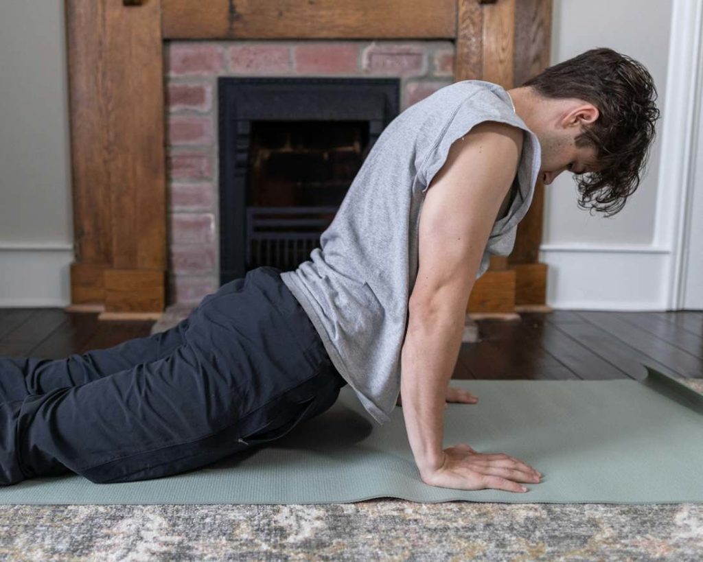 Un pratiquant de yoga effectue une posture sur la paume de ses mains.