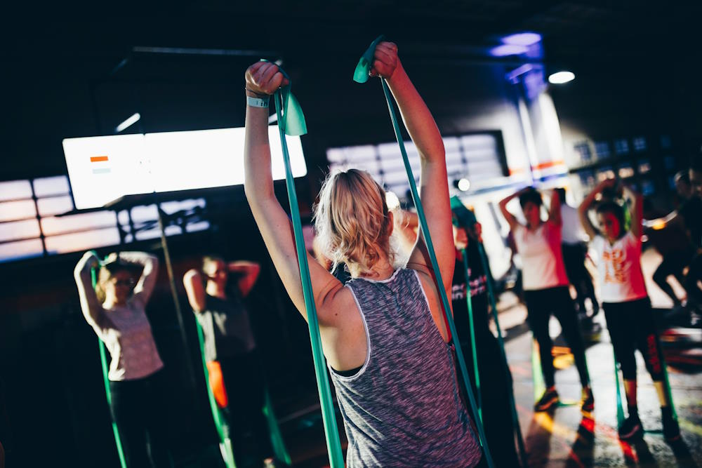 Des femmes musclent leurs bras dans une salle de sport.