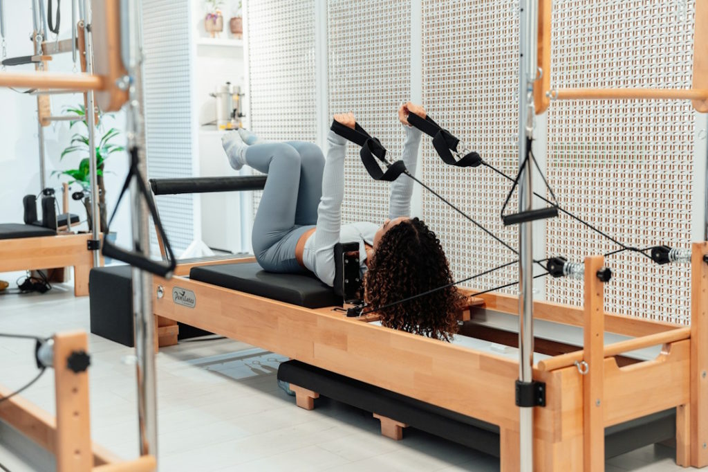 Une femme photographiée en plein exercice de Pilates.