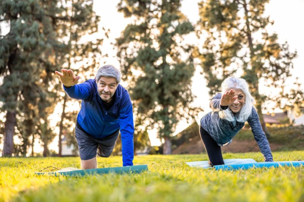 Un couple en train de faire du sport.