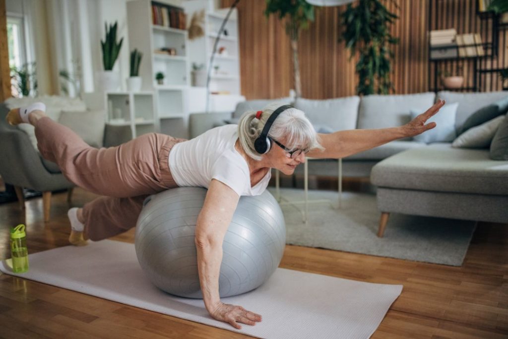 Une dame sénior en train de faire du sport.