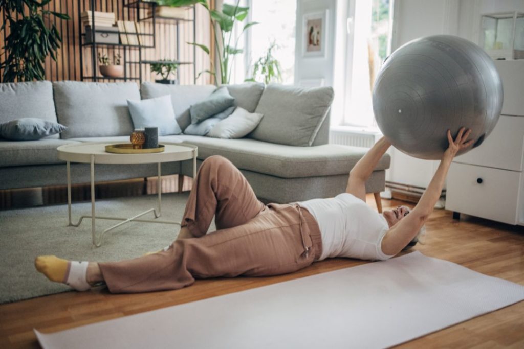 Une femme en train de faire du Pilates.