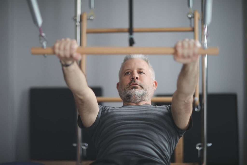 Un homme fait du sport sur une machine de fitness.