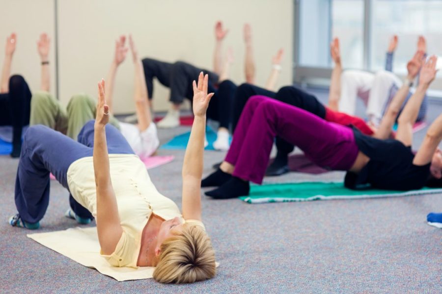 Des personnes à un cours de sport collectif.