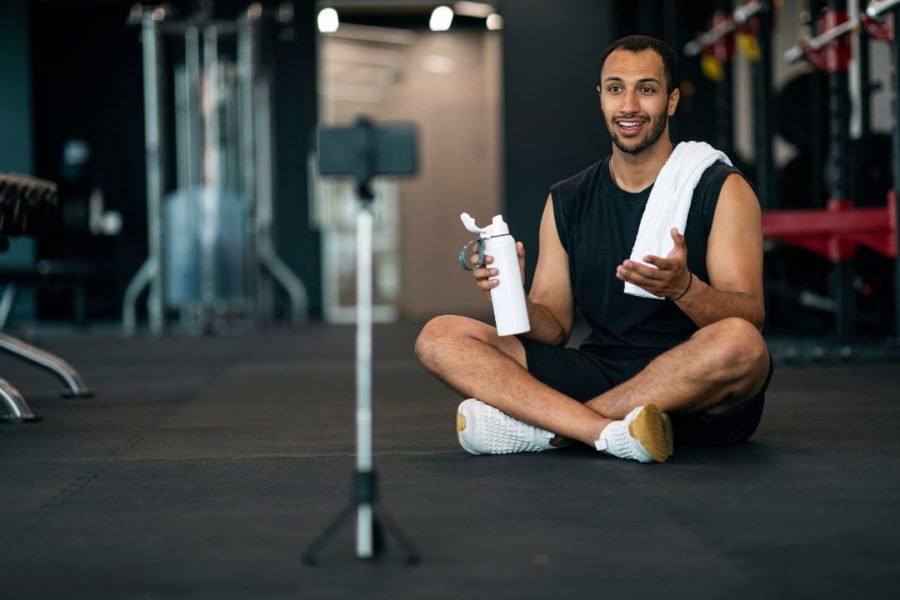 Une personne en train de se filmer à la salle de sport.