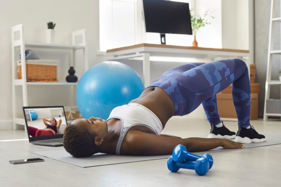 Une femme en train de faire du sport au sol.